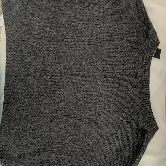 Hollister small over sized cropped v neck sweater - Picture 2 of 2